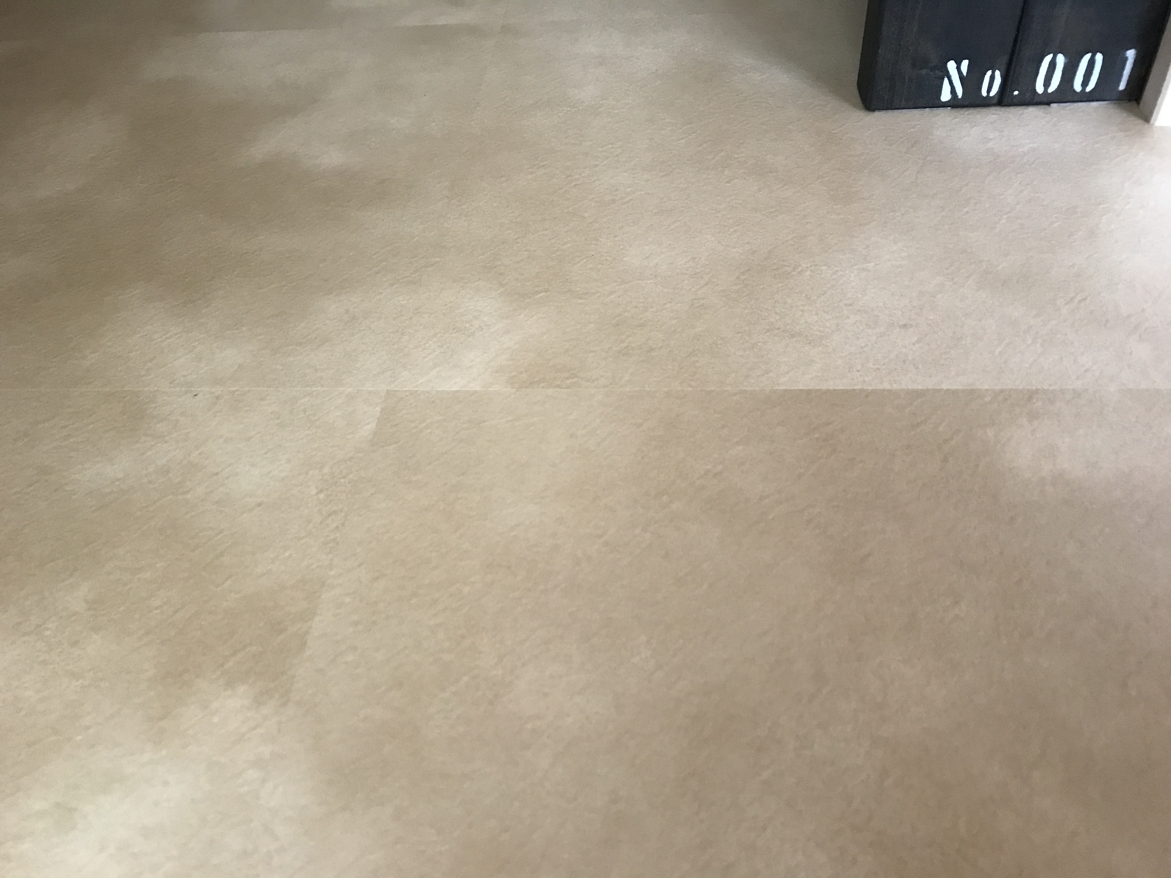 フロアタイルとクッションフロアの違いとは 水回りには無垢より適した床材