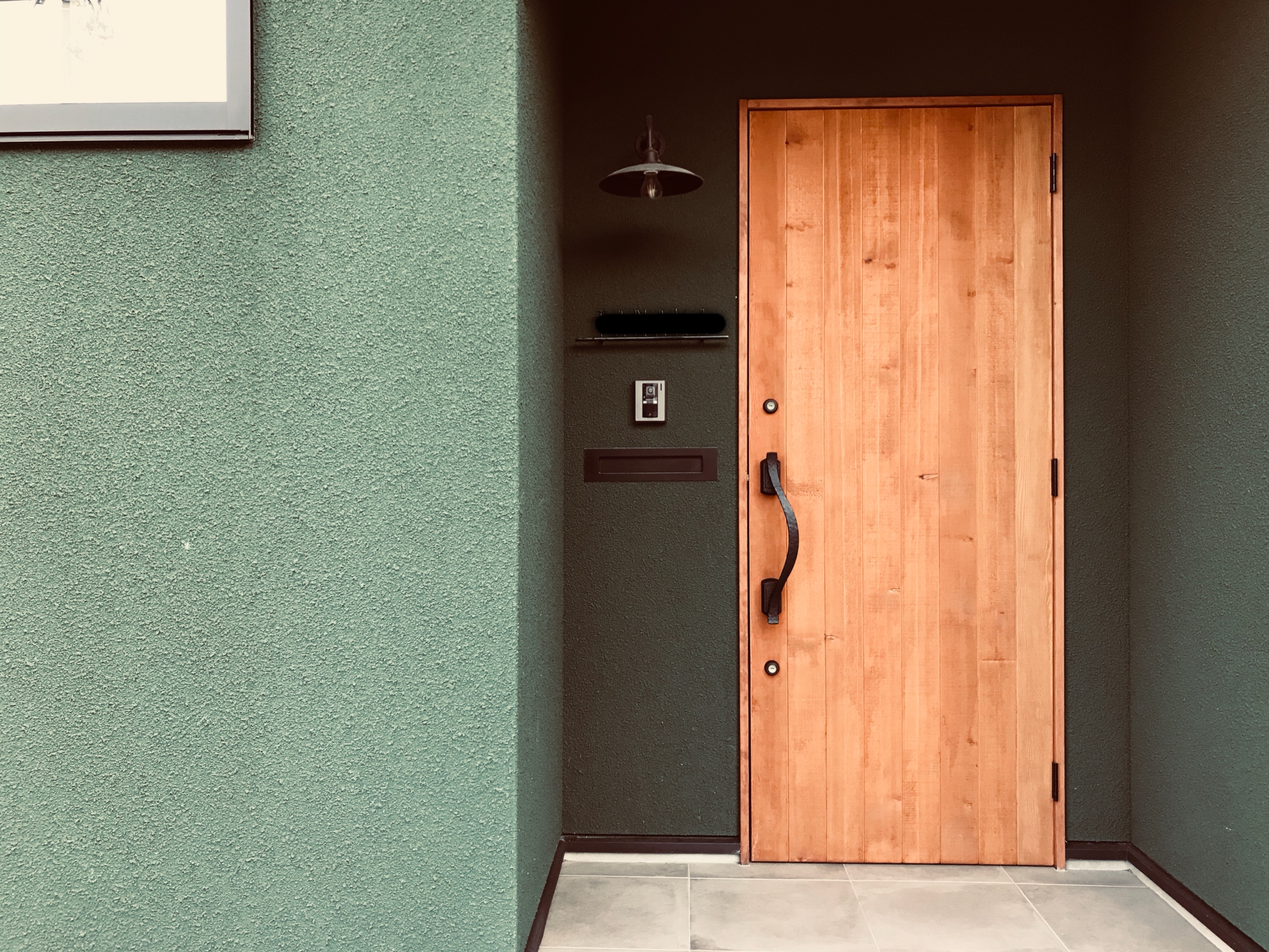 木製の玄関ドアのメリットとデメリットとは 金属製ドアとの違いは