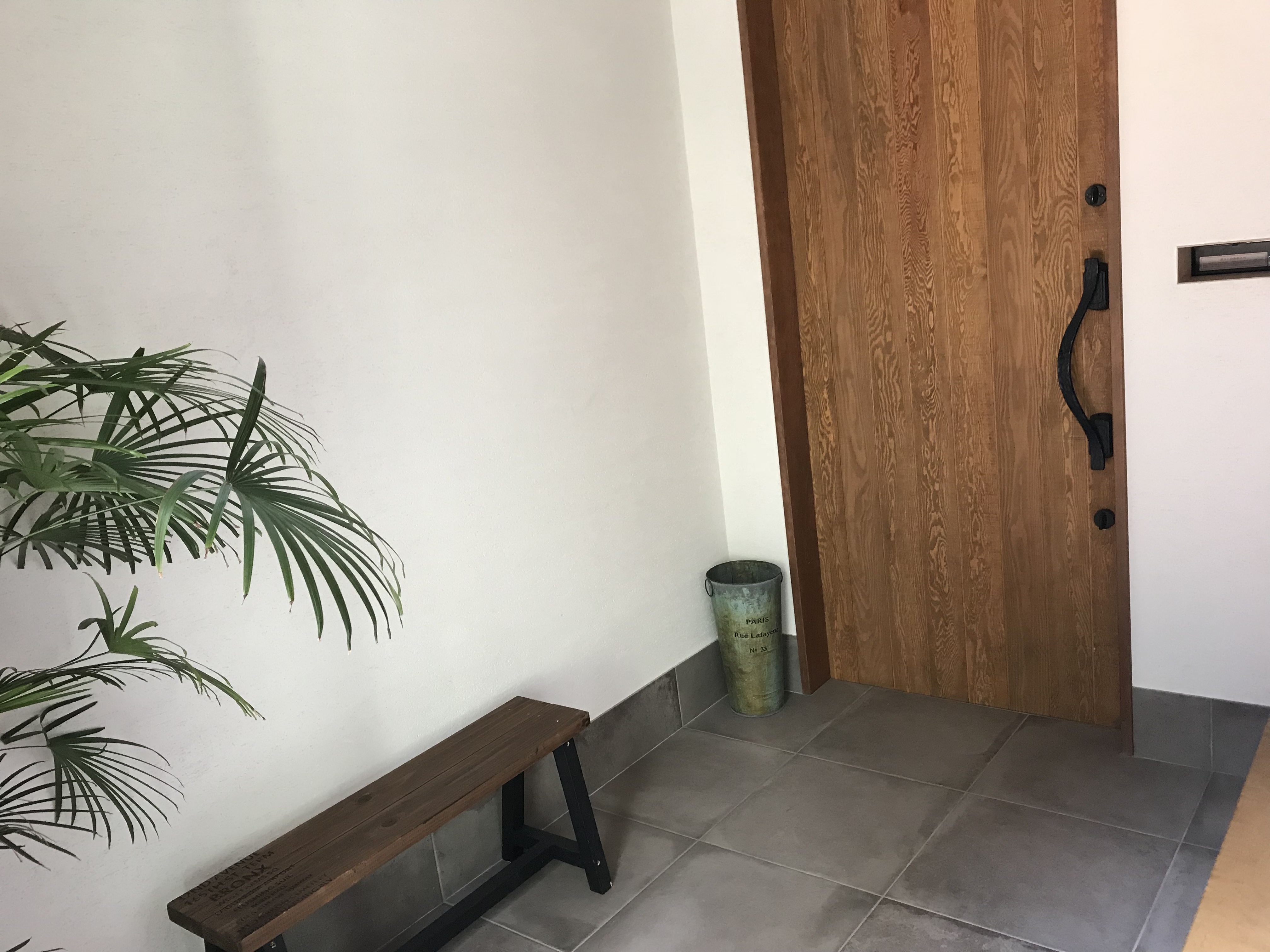 木製の玄関ドアのメリットとデメリットとは 金属製ドアとの違いは